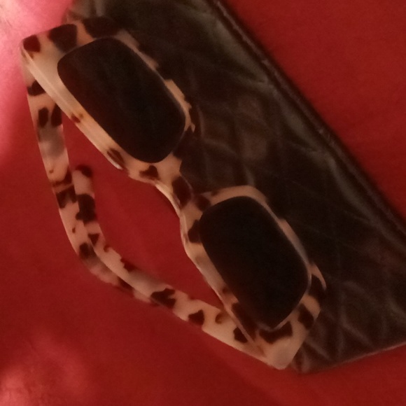 Tortoise shell retro sun glasses with case.light gray lens great coverage. - Picture 6 of 10